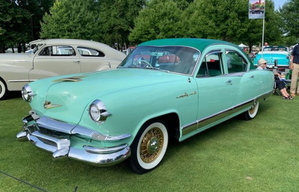 Компанията Kaiser Motors просъществува едва осем години, преди да се слее с Willys-Overland и да създаде предшественика на днешния Jeep. За този кратък период оаче успява да създаде разточителния Dragon - с екстериорни акценти от 14-каратово злато, седалки от скъпи тъкани и впечатляващ винилов покрив. Екстрите са почти нечувани за онези години: автоматични скорости, затъмнени стъкла, задни тонколони, електрическо серво. На жабката има златна плочка с името на собственика. 
