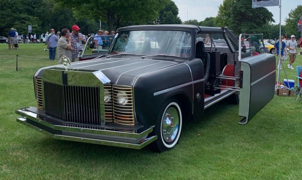 Едва три такива автомобила са създадени от Mohs Seaplane Company, производител на хидроплани от Уисконсин. Замислени за африкански приключения, те се задвижват от колосален V8. Вратите се отварят напред, но доста повече, отколкото при Rolls-Royce например - и целта е от тях да може да се стреля по дивеч. За допълнителна сигурност купето е обточено със стоманени ленти. Покривът се сгъва хидравлично.

