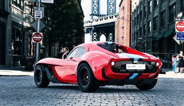 Компанията предлага един модел &ndash; Design-1 във версии роудстър и купе, като задвижването е поверено на V6 мотор от Nissan с 304 конски сили.