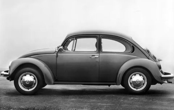 Оригинален народен автомобил (Volks Wagen). Представен е в Германия преди Втората световна война, като след края ѝ Volkswagen произвежда над 21 милиона екземпляра с двигател с въздушно охлаждане.