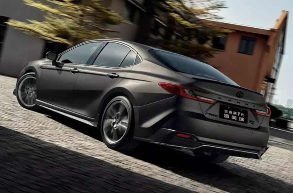 Интериорът е тапициран с кадифе и кожа, има и амбиентно осветление с 64 нюанса и бутон Boss Key. Когато го натиснете, може да преместите дясната предна седалка напред, за да осигурите повече място за пътника отзад. Специалното издание е базирано на хибридна модификация. Бензиново-електрическият агрегат с 2-литров четирицилиндров двигател развива 197 конски сили.
