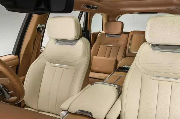 В основата на модела е версията с дълга база на Autobiography, оборудвана с 3-литров турбинен шестцилиндров двигател с мощност 398 конски сили и 550 Нм максимален въртящ момент.

Всъдеходът е оборудван с ковани джанти с диаметър 23 инча. Четириместният SV Signature Suite разполага с прибираща се маса Club Table и хладилник. За декориране на интериора са използвани също така хром и часовникова керамика. Произведени са 12 бройки.
