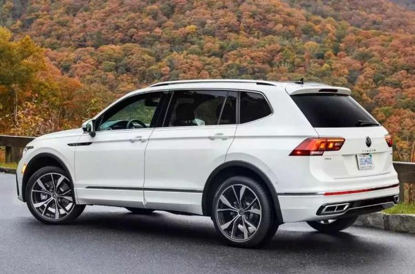 Техническият пълнеж е заводски - 2-литровият турбо двигател (187 к.с., 300 Нм) се комбинира с осемстепенна автоматична трансмисия и предно или задвижване на всички колела. Интересното е, че по време на дебюта си прощалната версия беше с 500-600 долара по-евтина от стандартната SE.
