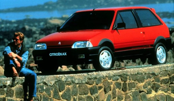 Подобно на GT, моделът е оборудван с 1.4-литров редови четирицилиндров двигател, но при GTi мощността му достига 99 к.с. спрямо 85 в обикновения GT. С тегло от само 720 кг, AX GTi се оказва изненадващо забавен за шофиране, въпреки скромния си външен вид.

Много фенове на марката дори го смятат за по-бърза и по-добре управляваща се алтернатива на второто поколение Golf GTI. Ограниченото му производство и липсата на значителна рекламна подкрепа обаче пречат на AX GTi да се превърне в пълноценна икона сред хот-хечовете.
