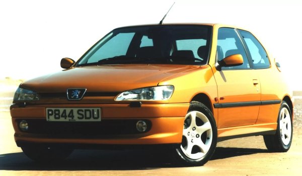 Peugeot 306 е пуснат на пазара през 1993 г. като компактен семеен автомобил с широка гама от видове каросерията, двигатели и опции. Моделът се произвеждан в три поколения (Phase I, II и III) и включва няколко вълнуващи и наточени версии.

Първият от тях е тривратият хечбек S16, предлаган само на платформата Phase I. С актуализацията през моделната 1997 година (Phase II), Peugeot представя още по-успешен наследник - 306 GTI-6.
