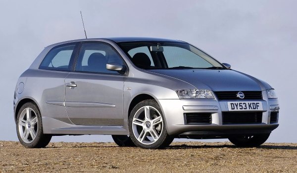 Fiat представя Stilo през пролетта на 2001 г. като изцяло нов наследник на гамата Bravo/Brava. Новият модел обаче получава смесени отзиви, като критиките са насочени както към дизайна, така и към техническите характеристики, като например задното окачване.

Въпреки това, в семейството на Stilo има специална версия, която се откроява от останалите. Напомпаната модификация Abarth получава спортен бодикит и значително по-ангажиращ характер на шофиране. Под капака има 2,4-литров петцилиндров двигател с мощност 180 к.с.
