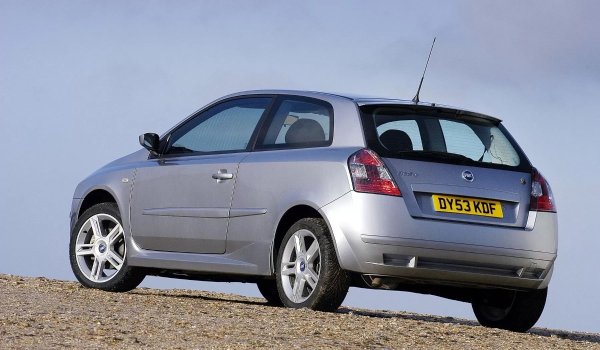 Освен с динамиката, автомобилът впечатлява и с оборудването си. Дори базовият вариант предлага усъвършенствани опции за първите години на новия век, като безключов достъп, навигация и адаптивен круиз контрол - истинска рядкост в сегмента на компактните хечбеци.

Единствената сериозна слабост на Stilo Abarth е бавната му роботизирана скоростна кутия. За щастие, след фейслифта през 2004 г., Fiat предлага алтернатива - класическа ръчна скоростна кутия, което прави хот-хеча много по-привлекателен за феновете.
