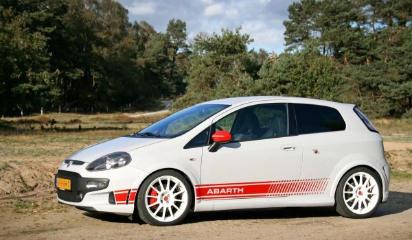 Показан за първи път през 1993 г. и произвеждан в три поколения, Fiat Punto се превръща в един от най-успешните хечбеци на марката. През годините моделът получава няколко спортни версии, но сред тях се откроява Abarth Punto Evo Esseesse (2010-2013).

Предлаган на пазара под марката Abarth, тази версия се отличава с характерните си джанти, спортни брони и ярки стикери, което я правят най-агресивно изглеждащата от всички Punto от трето поколение.
