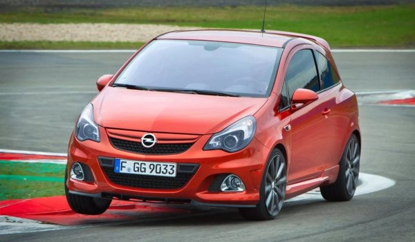 Бившето европейско подразделение на GM, Opel (сега част от Stellantis), произвежда субкомпактната Corsa от 1982 г. За това време моделът премина през шест поколения, но за феновете на скоростите четвъртото е особено запомнящо се.

През по-голямата част от жизнения си цикъл моделът има спортна версия - Opel Corsa OPC, известна във Великобритания като Vauxhall Corsa VXR. Той се откроява с агресивния си бодикит и сериозните технически характеристики. През 2011 г. Opel представя още по-спортна версия - N&uuml;rburgring Edition, кръстена на прочутата писта.
