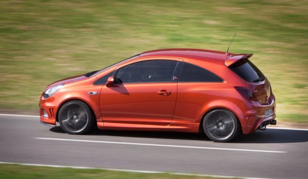 Под капака се намира същият 1,6-литров турбо двигател с мощност 189 к.с., но технологията е значително подобрена - окачване Bilstein, спирачки Brembo и диференциал с ограничено приплъзване.

Corsa OPC N&uuml;rburgring Edition получава високи оценки от публиката и автомобилните експертите, но поради редица причини никога не се превръща в иконата сред хот-хечовете въпреки големите си шансове за това.