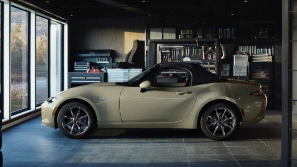 Настоящата Mazda Miata не е претърпяла много промени от актуализацията си през 2019 г., но тази година Mazda тихомълком представи нова боя Zircon Sand за моделната година 2023. Този цвят се предлага както на кросоувъра CX-50, така и на Miata в САЩ.