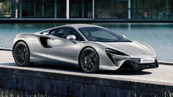 В чест на 70-годишното царуване на кралица Елизабет II, McLaren MSO представи уникален Artura със специална боя. Поставянето на Platinum Jubilee Silver е отнело осем дни, като дизайнерите са анализирали пигмента при многобройни условия на осветеност, комбинирани с персонализирана табелка с името &bdquo;Елизабет II&ldquo; на капака.