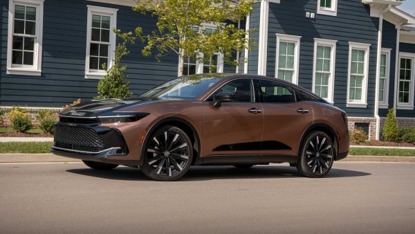 Новата Toyota Crown определено има привлекателен дизайн. Моделът изглежда още по-впечатляващ в тази комбинация от боя от бронзовата епоха и черни акценти. Това е един от малкото нови нюанси, дебютиращи с Crown.