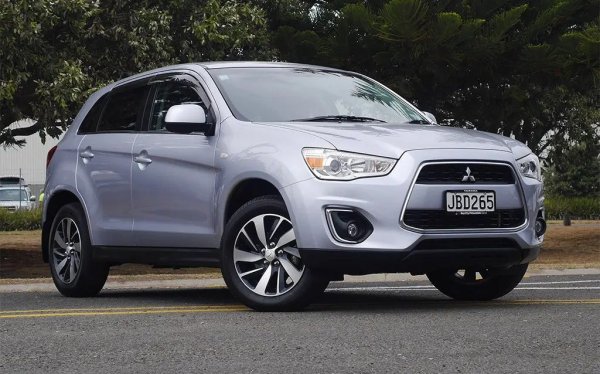 Среден процент проблеми: 13,3%
Среден пробег: 104,000 км

Субкомпактен SUV, дебютирал през 2010 и предлаган of 2017, като колите за европейския пазар се сглобяват в Япония. Двигателите изискват редовна поддръжка и подмяна на масло на 10-12 хиляди километра, за да няма усложнения. Ранните версии имаха дефектен панорамен покрив - ако купувате такъв автомобил, уверете се, че е минал през сервизна акция (код R30 2018 в сервизната книжка). Между другото, от миналата година ASX се върна на европейския пазар - но това е вече съвсем друг автомобил (Renault Captur със сменена емблема).  
