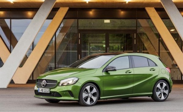 Среден процент проблеми: 12,0%
Среден пробег: 103,000 км

При А-класата първите две поколения бяха доста посредствени и като издръжливост, и като пътно поведение. Но през 2012 компанията смени изцяло концепцията и се превърна в класически хечбек. Генерацията W176 се представя традиционно добре в тестовете за издръжливост. Имаше две сериозни сервизни акции, засягащи обаче само определени производствени серии. Едната е за подмяна на дефектен обтегач на веригата при дизеловия мотор OM651 - в противен случай рискувате основен ремонт на двигателя. Втората засяга разпределителния вал при бензиновите 1.6 и 2.0 (M270). 

