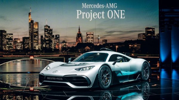 AMG One се задвижва от версия на 1,6-литровия V6 двигател, който Mercedes използва във Формула 1.