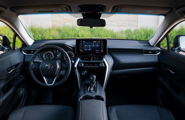 Освен това и Crown Signia, и Venza са кросоувъри със задвижване на всички колела. И двата модела са изградени върху архитектурата TNGA-K, а хибридното задвижване включва 2,5-литров двигател и електрически мотор на задната ос.
