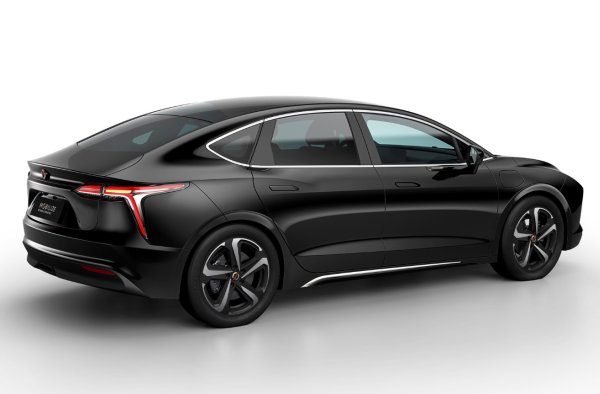 Моделът имаше собствено лого вместо характерния диамант. През 2022 г. са продадени 67 автомобила, а през 2023 г. - още по-малко. Електрическият модел от среден размер с просторна задна седалка е оборудван с двигател от 150 к.с. на предната ос.
