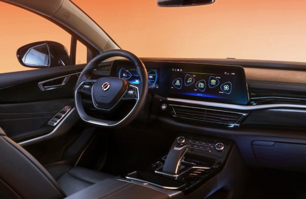 Ускорението от 0 до 100 км/ч отнема 9,6 секунди, максималната скорост е ограничена до 140 км/ч. Батерията с капацитет 60 кВт/ч осигурява пробег от 450 км с едно зараждане по стандарта WLTP.
