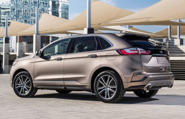 Моделът беше показан за първи път в началото на 2006 г. на изложение в Детройт. Средноразмерният кросоувър с дължина 4,7 метра се продава в родината на марката във версии с предно предване и задвижване на всички колела.
