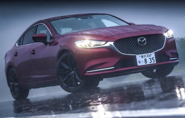 Японският прозводител ще оттегли седана и комбито от вътрешния пазар в средата на април. Те няма да получат пряк наследник, а компанията ще се фокусира върху кросоувъри от гамата CX.
