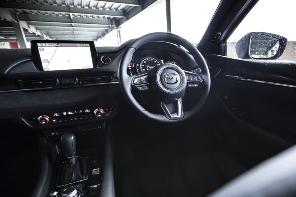 Сегашното трето поколение се произвежда от 2012 г., а през последните няколко години географията на продажбите на автомобили се стеснява . &bdquo;шестицата&ldquo; вече не се предлага в САЩ, Европа и Великобритания. Въпреки това, моделът все още е представен в Китай и Азиатско-тихоокеанския регион.
