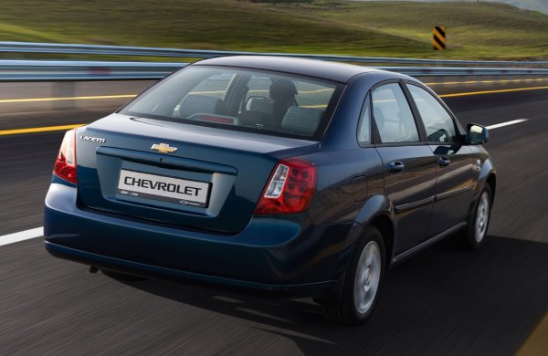 Автомобилът, чийто дизайн е дело на италианското ателие Pininfarina, е сглобяван в различни държави. В гамата на марката Lacetti беше заменен от Cruze, но производството на модела продължи в Узбекистан. Окончателното спиране на модела беше обявено в края на миналата година.
