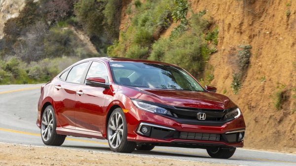 Качество и надеждност според J.D Power - 81/100

Honda Civic от 2019, заедно с Toyota Corolla, е типичният надежден японски компактен автомобил. Запазен екземпляр от 2019 може да се намери на американския пазар за около 10 000 долара по-малко от модела от 2025. В същото време той се е утвърдил като много надежден, като резултатът на J.D Power е доказателство. Предлага се с различни нива на оборудване, като стандартният двигател е 1,5-литров с турбо и 4 цилиндъра.
