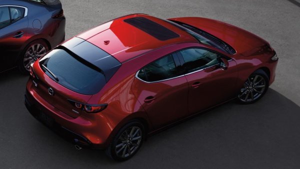 Качество и надеждност според J.D Power - 82/100

Четвъртото поколение на Mazda3 e един от най-поразително изглеждащите достъпни автомобили за пътуване, продавани в наши дни, а употребяваните ранни версии от 2020 могат да бъдат закупени с удобна отстъпка в сравнение с чисто нови екземпляри. Атмосферният редови четирицилиндров двигател се справя доста добре, а просторната кабина предлага достатъчно удобство за ежедневни пътувания.
