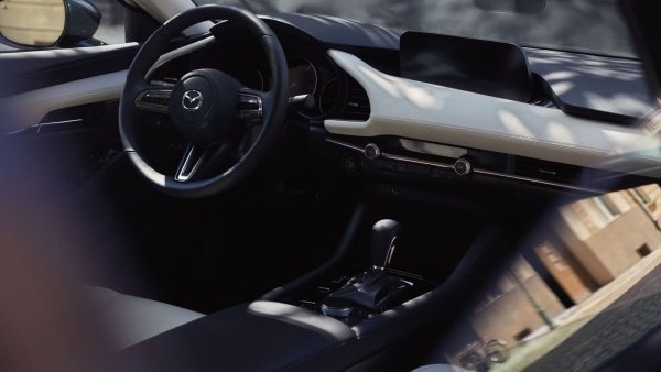 Моделът също се оказа доста надежден, с резултат 82/100 от J.D. Power и годишна оценка за поддръжка от само 433 долара. Mazda3 показва, че можете да имате външен вид, надеждност и достъпност в един удобен пакет.