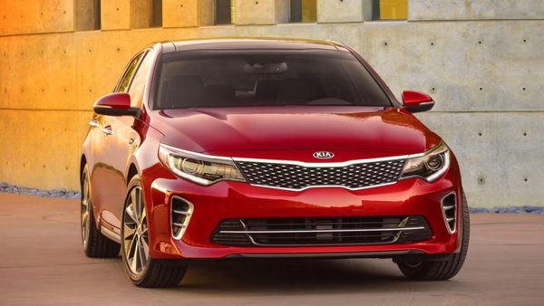 Качество и надеждност според J.D Power - 83/100

Този модел осигурява пространството и гъвкавостта на седан от среден клас, но без да се налага да харчите цяло състояние за неговото притежание. Optima се предлага в няколко различни нива на оборудване на пазара на употребявани автомобили, като дори автомобили с по-добри спецификации могат да бъдат закупени за по-малко от 15 000  долара, което е впечатляващо за седемгодишно превозно средство.
