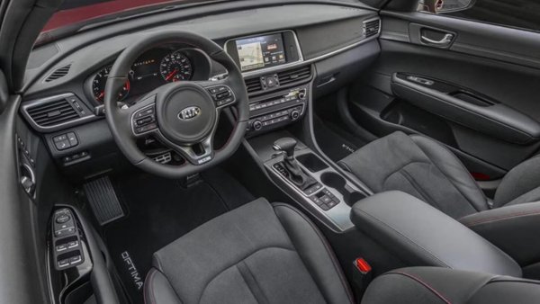 Допълнителното оборудване включва електрически панорамен люк, вентилирани предни седалки и сателитна навигация, така че внимавайте за тях, докато търсите пазара на употребявани. Optima получава мощността си от три различни двигателя, като най-мощният е 2,0-литров I4 агрегат с турбокомпресор, който предава 245 к.с. на предните колела.