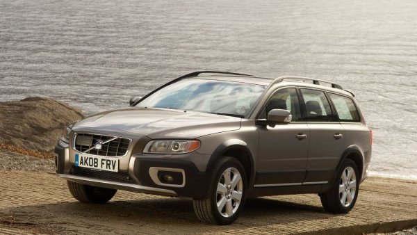 Качество и надеждност според J.D Power - 87/100

Автомобилите, произведени от Volvo, обикновено са тези, които трябва да купите, ако се притеснявате за безопасността, тъй като шведският производител приема темата много сериозно. Що се отнася до XC70 от 2008 година, това е офроуд комби в подобен дух на Subaru Outback, което може да се похвали с впечатляваща надеждност. 
