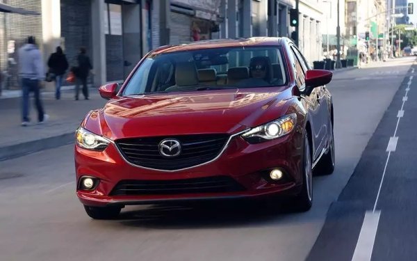 За споменатия бюджет може да се намери Mazda6 на по-малко от 10 години с бензинов 2,0 или 2,5-литров мотор, както и с 2,2-литров дизел. Като двигателите са надеждни, въпреки наличието на сложната технология SkyActiv, използана от японския производител. Все пак е възможно след 150 000 км капакът на клапана или сензорът за синхронизация на клапана може да излезе от строя. 

Също така трябва да се смени ангренажния ремък и ролките веднага след покупка. Заради системата „старт-стоп“, те са подложени на допълнително напрежение. апалителните свещи за Skyactiv са няколко пъти по-скъпи, но не трябва да взимате по-евтини - те няма да издържат на режим „старт-стоп“.
