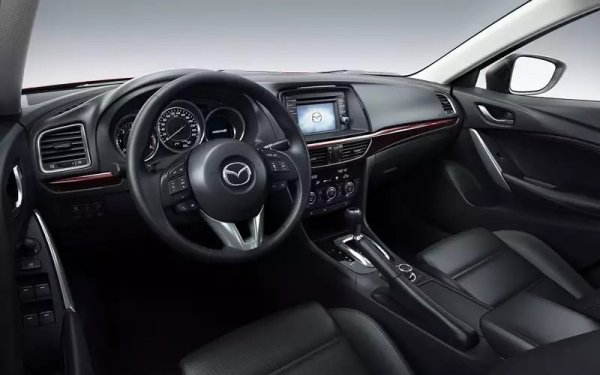 Шестстепенната автоматична скоростна кутия е надеждна и случаите на основен ремонт до 200 000 км са редки. След 150 000-160 000 км компресорът на климатика може да се повреди. Проверете работата на климатроника.

При шасито първи отказват сферичните шарнири на предните рамена. Сменят се само заедно с лостовете. Също така си струва да слушате лагерите на предните колела. Те рядко изкарват повече от 150 000 км.
