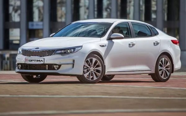 Четвъртото поколение Kia Optima (JF) може да се намери за същите пари, като това ще бъде екземпляр от 2017-2018. Корейският седан се предлага с 2,0-литров и 2,4-литров бензинови двигатели, както и с 1,7-литров дизел. При по-малкия бензинов мотор има  риск от разрушаване на конвертора, като частици от него може да попаднат в цилиндрите, което причинява надраскване по стените. 

Слабото място на 2,4-литровия двигател с директно впръскване горивната инжекционна помпа, както и бързото образуване на въглеродни отлагания върху всмукателните клапани.
