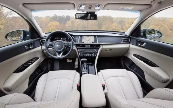 Скоростната кутия - 6-степенна автоматична е надеждна като цяло. Шасито на Optima също е здраво, като основните елементи от него изкарват над 100 000 км. Това обаче не важи зап предните спирачни дискове, чийто ресурс е два пъти по-малко.

Салонът е качествен, като използваните материали се държат сравнително добре. Тапицерията на седалката на водача обаче бързо губи формата си.
