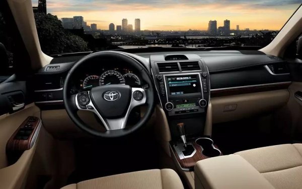 При по-старите екземпляри проблем може да бъде съединителят, като че е добре да се обърне внамиание дали той е ремонтиран или сменян. Като цяло именно скоростната кутия можге да се превърне в проблем и то заради сравнително по-малкия ресурс.

Салонът на Camry също не е от най-впечатляващите, тъй като използваните матерали се износват сравнително бързо. Осве това се появява едно дразнещо скърцане.
