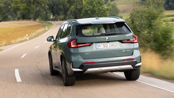 Още миналата година българското представително на BMW предупреждаваше, че поръчките му са много повече от доставките заради забавянията в производството. Сега заводите започват да наваксват и BMW има 54% ръст в регистрациите. Това е и убедителният лидер в премиум сегмента у нас - Mercedes все още има 16 автомобила преднина в общия брой, но тук са включени 256 регистрации за товарната гама. Доставените леки коли Mercedes са с 240 по-малко от доставените BMW-та. 

Пазарен дял: 4.1%
Най-продавани модели:
X1 - 125 регистрации (включва и 35 броя iX1)
X5 - 119
X7 - 86
X3 - 84
4 Series - 83
3 Series - 80
7 Series - 78 (включва 11 броя i7)
