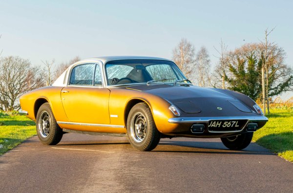 Спортният Lotus Elan +2A, който е управляван от основателя на британската марка, също се продава. С тази кола Колин Чапман изминава 10 600 км през 1972 г., след което тя става експонат в музея на Lotus.