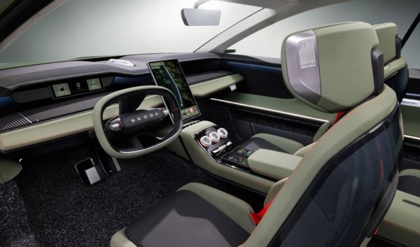 Skoda и в момента използва средно към 13 кг рециклирани пластмаси в модели като Enyaq. За новата генерация електромобили количеството ще се увеличи значително. На снимката виждате интериора на концептуалния Vision 7S. 