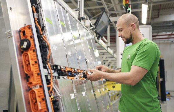 Skoda започна производство на батерии във фабриката си в Млада Болеслав през миналата година, и вече е сглобила над 500,000 комплекта. До края на тази година компанията ще изгради още една фабрика за батерии, което ще увеличи капацитета й от сегашните 1000 батерии дневно до 1500. Освен в Enyaq, батериите чешка сглобка се използват и от VW, Audi и Seat. 
