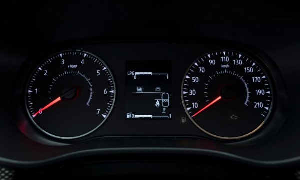 21 850 лева е цената на версията ECO-G с фабрична газова уредба (пропан-бутан), 6-степенни ръчни скорости и максимална мощност 100 конски сили. Цената е за по-ниското ниво на оборудване Essential, по-високото струва 23 850. 
