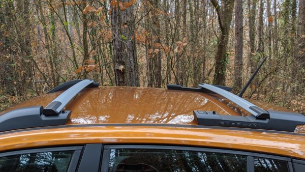 25 700 лева е цената на същия автомобил, но с безстепенен вариатор вместо ръчни скорости. По-високото ниво StepwayComfort вдига цената до 27 500 лева, но дава в добавка кожен волан, задни електрически стъкла, автоматичен климатик, 8-инчова мултимедия, заден парктроник и хитроумни релси на покрива, които могат да се конфигурират и като надлъжни, и като напречни. 
