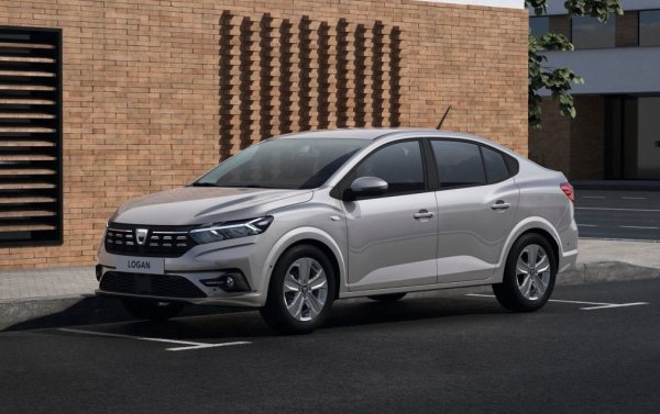 При Logan пълните ценови листи още не са налични, но е ясно, че стартовото ниво с 65 коня и оборудване Essential ще е 19 690 лева. Същата кола с турбомотор и 90 коня е 21 590. Във високото ниво с турбо и CVT седанът стига до 25 090 лева. 
