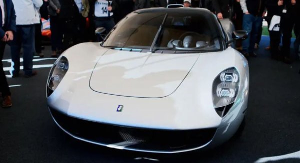 Вторият суперавтомобил от Gordon Murray Automotive е представен като "по-практична" алтернатива на триместния T50. Отпада аеродинамиката на T50 с вентилатор в полза на по-проста пасивна настройка. Неговият 3,9-литров Cosworth V12 двигател също е адаптиран за подобряване на въртящия момент при ниски обороти, с намалено ограничение на оборотите от 11 100 об./мин. &bdquo;Ако можете да имате само един суперавтомобил&ldquo;, изтъква основателят и шеф на GMA Гордън Мъри, &bdquo;T33 е проектиран да бъде този, който трябва да имате&ldquo;.