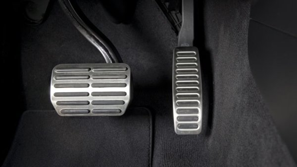 Когато EV излязоха на сцената, се появи и идеята за шофиране с един педал. Днес много шофьори на електромобили се радват на възможността да използват само педала на газта и да натискат спирачка, само когато е необходимо. Тъй като автомобилът се забавя, когато педалът на газта се намали или отпусне, колелата задвижват електрическите двигатели (вместо обратното) и електричеството се изпраща обратно в батерията.

През последните години идеята за шофиране с един педал започна да преминава и към горивно-електрическите (хибридни) превозни средства. Днес шофирането с един педал &ndash; или поне усещане за него &ndash; става все по-често срещано при plug-in хибридни автомобили, като Mitsubishi Outlander PHEV и Ford Escape PHEV. Задвижването с един педал улеснява регенерирането на безплатна електроенергия чрез по-ефективно спиране, което подобрява ефективността.