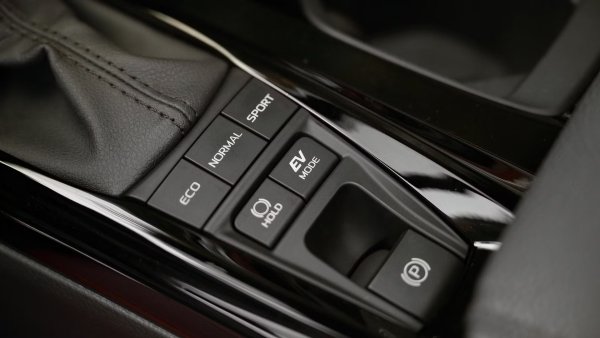 Не беше толкова отдавна, когато в автомобилите се появи бутон &bdquo;SPORT&ldquo;, при чието активиране се променят реакции на превключване на скоростите и на газта. Така се роди първият &bdquo;режим на шофиране&ldquo;, който беше последван от още няколко. И днес всеки хибрид се доставя още от фабриката с режим &bdquo;ECON&ldquo; или &bdquo;ECO&ldquo;, който се избира от водача и помага за намаляване на разхода на гориво, тъй като променя реакцията на педала на газта.

В зависимост от оборудването, модерните хибриди могат да направят допълнителни корекции на системата за климатичен контрол, височината на возене и дори на системата AWD, за да помогнат постигането на по-голям пробег (съответно по-нисък разход). А шофьорите имат възможност да настроят автомобила спрямо собствените си предпочитания.