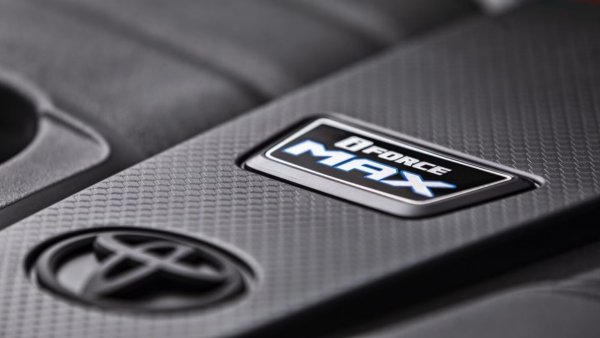 Като цяло електрическите двигатели, използвани в хибридните автомобили, стават все по-компактни, с по-голяма мощност и все повече свързани с по-мощни батерии, които им помагат да постигнат максимална производителност. За шофьора по-мощните двигатели означават повече въртящ момент през по-голяма част от времето, без да се налага допълнително натоварване на ДВГ.

Най-новите версии на хибриди на модели като Volvo XC90, Honda Accord и Toyota Prius са най-мощните досега, като разполагат с модернизирани електрически двигатели. В сравнение с предишните версии, всяка от тях разполага с много по-голяма изцяло електрическа реакция на газта, при по-широк диапазон от скорости, преди да се наложи газовият двигател да се включи. Това не само помага на водачите да управляват колата в EV режим в повече ситуации, но също така и да получават допълнително ускорение, когато имат нужда.