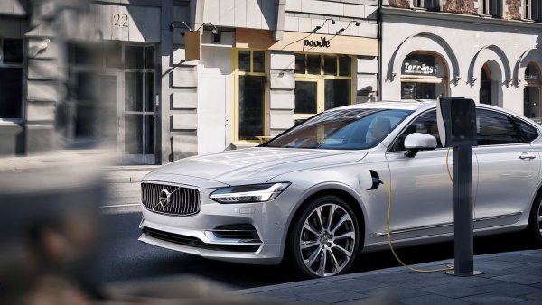 Има различни начини за оборудване на хибрид с AWD, като един от тях е използването на електрическа ос. Електрическите оси се използват в модели от Prius до RAV4 Hybrid, Hornet до XC60, за да се улесни сцеплението на четирите колела и максимална ефективност. Повечето превозни средства с AWD имат двигател и трансмисия отпред, свързани със задните колела чрез няколкостотин килограма тежки въртящи се части, плискащи се в куп масло. С електрическа ос всичко това е заменено от електрически мотор на оста - а в случай на хибриди това е задната ос.

При електрическа ос няма физическа връзка между хибридния двигател и трансмисията отпред и задните колела. Вместо това, задният електрически мотор може да приложи мощност към задните колела с незабавен въртящ момент за милисекунди &ndash; всичко това без никакви механични загуби, забавяне или триене на конвенционалната система. Чрез използването на хибриден двигател отпред и електрически мотор отзад, електрическите оси правят възможно превръщането на повече видове превозни средства в хибриди на по-достъпна цена, като същевременно спестяват гориво на шофьорите по пътя.